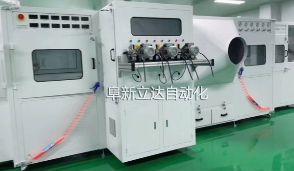 自動(dòng)噴金機(jī)是電容器生產(chǎn)中的關(guān)鍵設(shè)備，規(guī)格有三槍，雙面四槍、六槍、八槍，可按客戶需求定制，阜新立達(dá)自動(dòng)化裝備有限公司