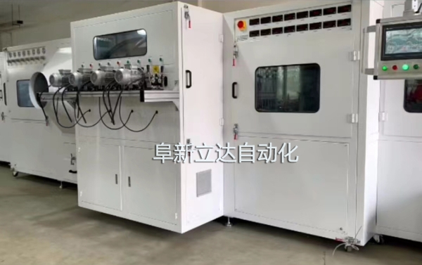 PJ-8八槍雙面自動(dòng)噴金機(jī)具有自動(dòng)除塵、智能雙面、整潔美觀、運(yùn)行穩(wěn)定的特點(diǎn)，阜新立達(dá)自動(dòng)化裝備有限公司
